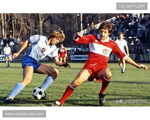 足球明星激情亲吻球场瞬间定格足球魅力与梦想的完美结合