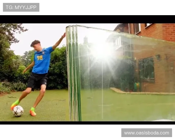 足球明星踢球失误意外打碎玻璃引发的趣味故事与意外反响